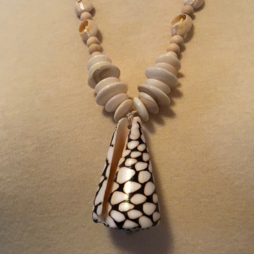 Shell Necklace - Picture 3 of 4